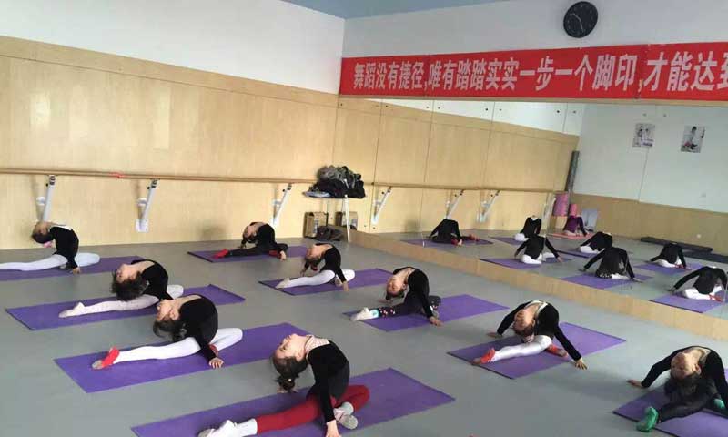舞蹈地膠自己能鋪裝施工嗎？