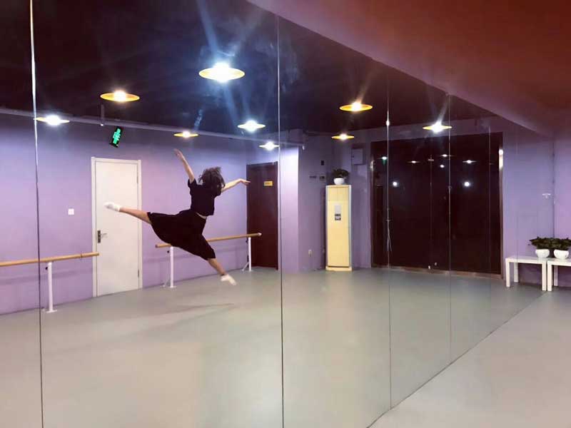五彩斑斕的舞蹈室地板最終被市場證明非主流